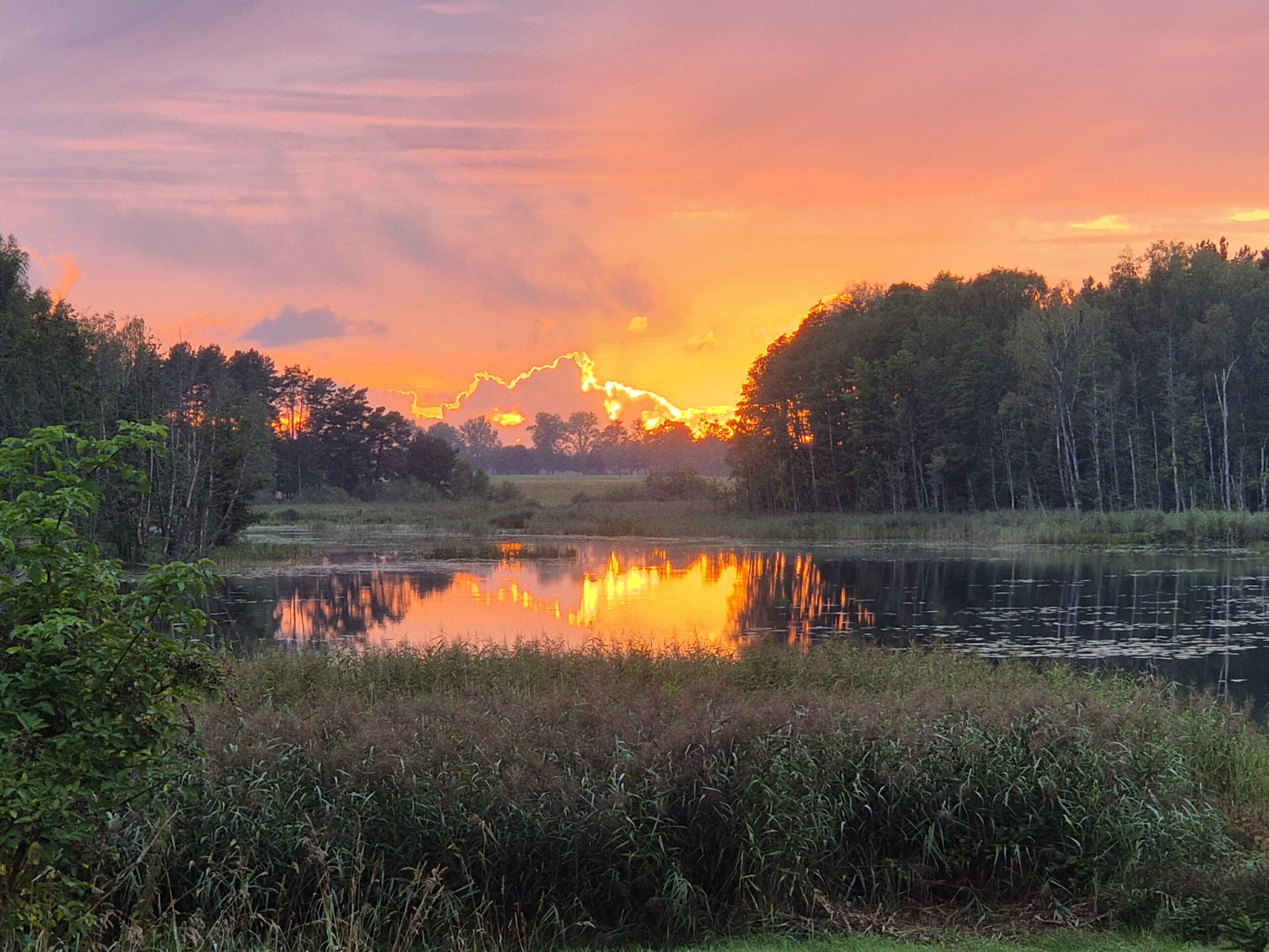 zachód słońca nad jeziorem w Drężnie