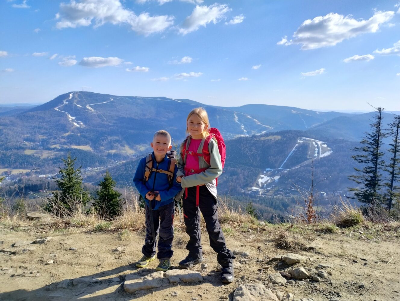 Dzieci na rodzinnym wyjeździe w góry