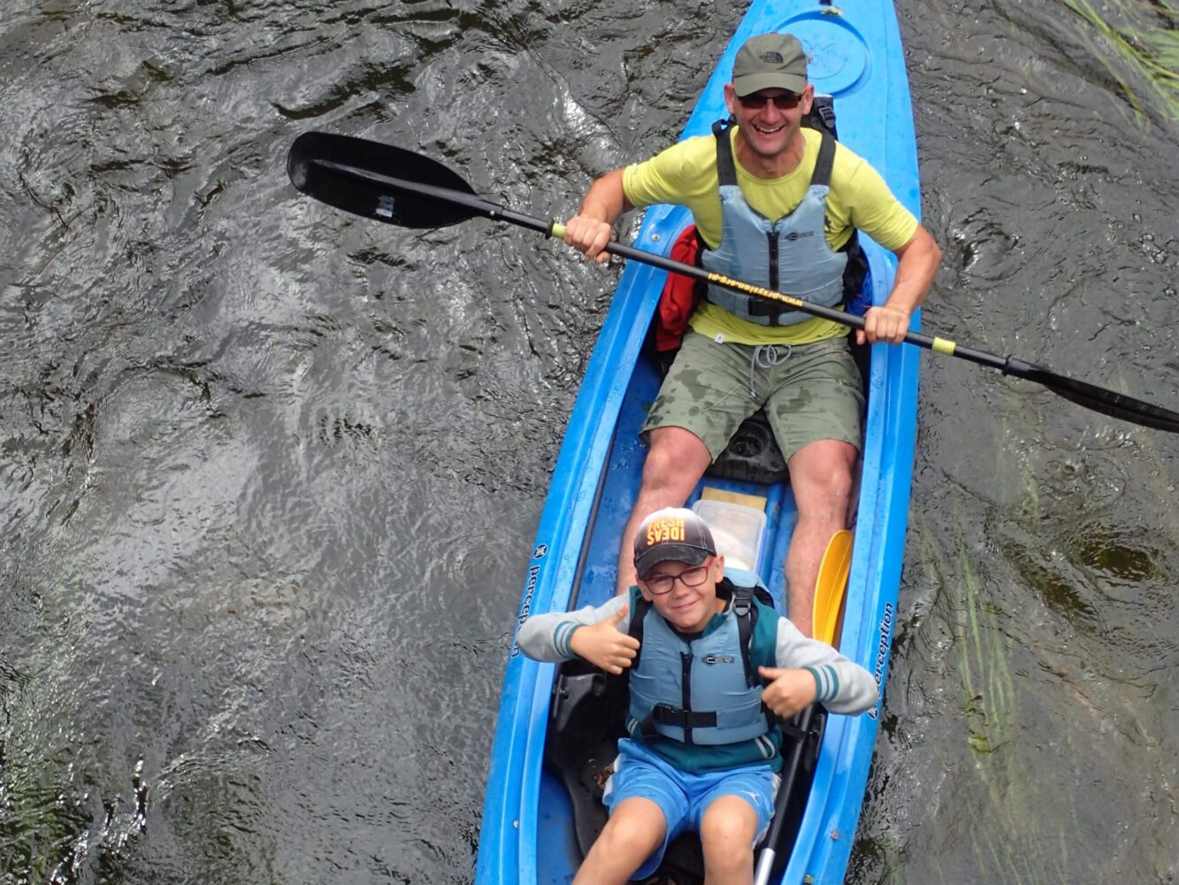 tata z dzieckiem w kajaku