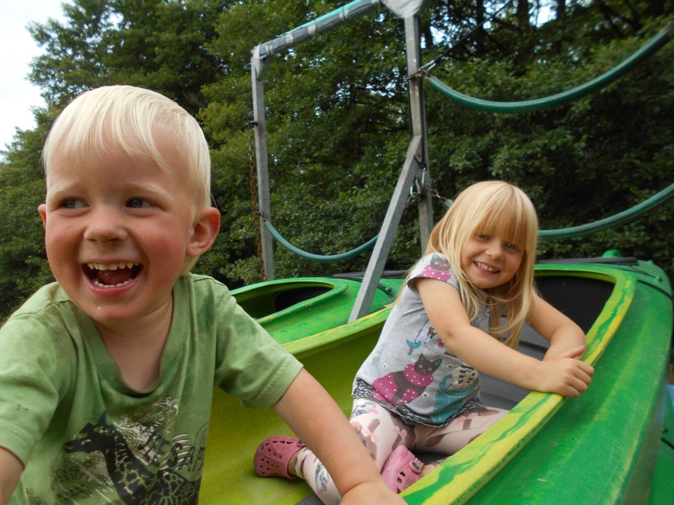 Dzieci cieszące się z zabawy w kajaku