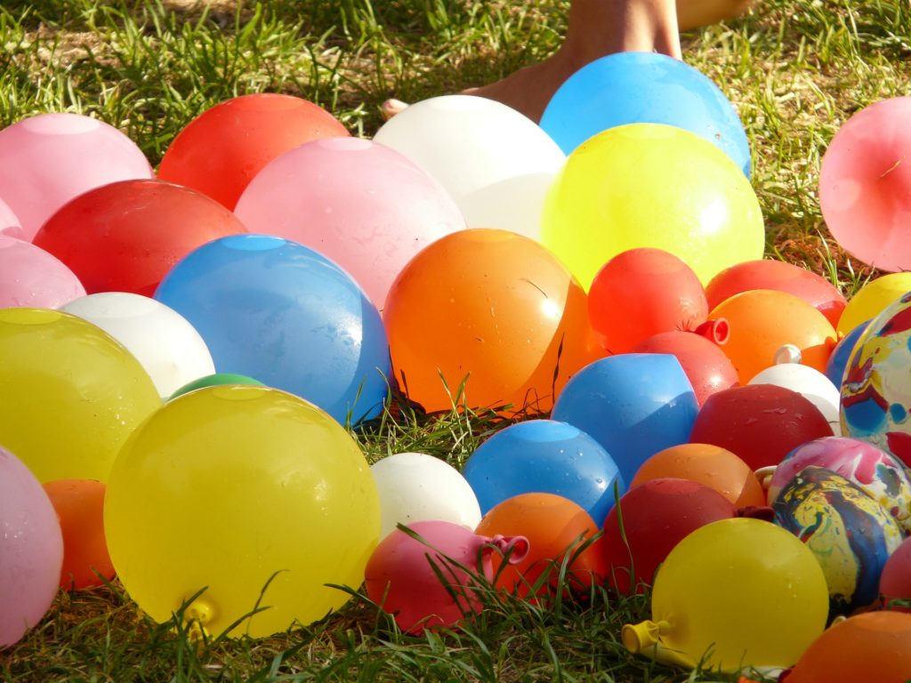 Zabawa w siatkówkę balonową