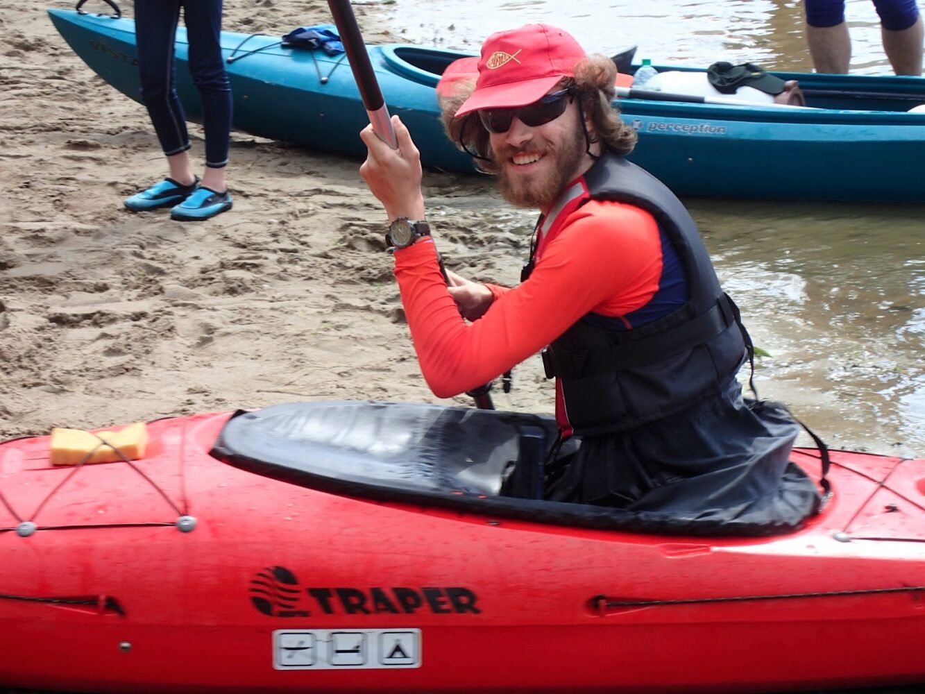 Satysfakcja ze spływu jest wynikiem między innymi dobrego pomysłu na to, jak ubrać się na kajaki