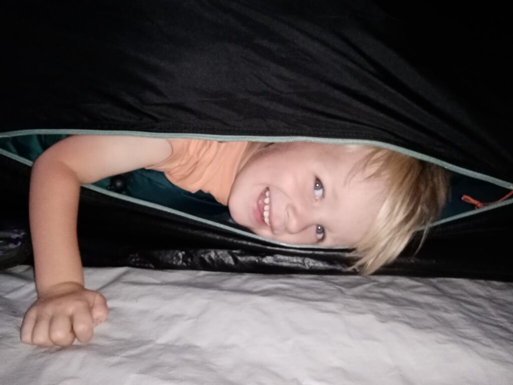 Szczęśliwy przedszkolak wychodzący z namiotu