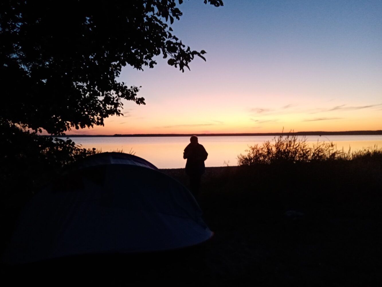 Biwak z dziećmi nad jeziorem