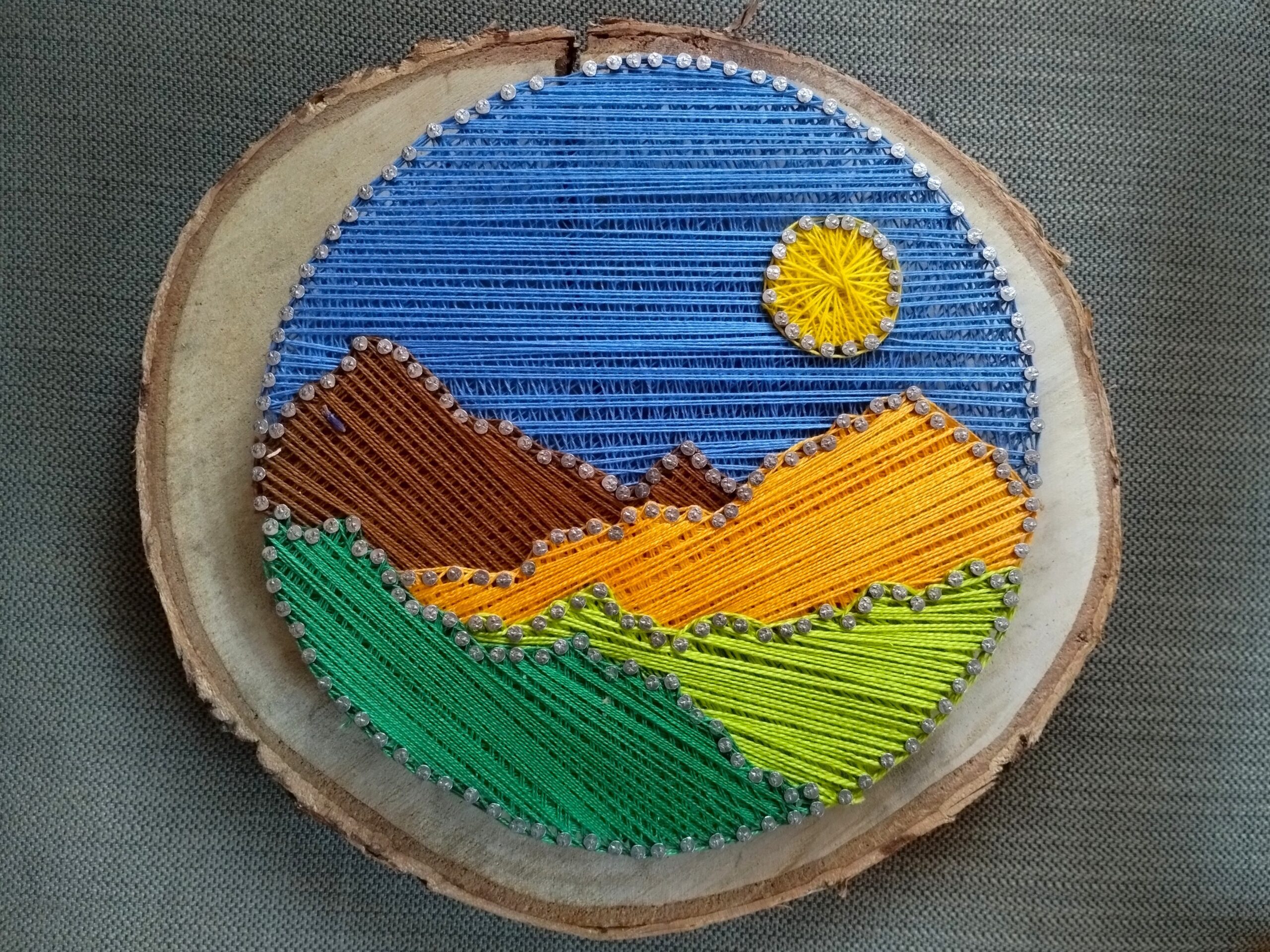 Praca wykonana na warsztatach string art na wyjeździe dla ojców z dziećmi