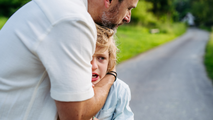 ojciec przytula syna