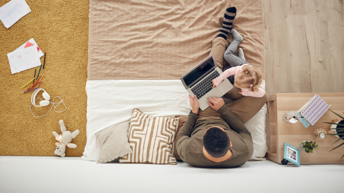 ojciec z dzieckiem w domu